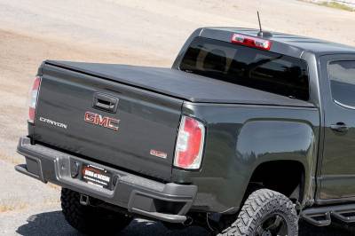 Rough Country Suspension Systems - Rough Country Soft Tri-Fold Tonneau Cover 15-22 Colorado/Canyon 5' 41215500A